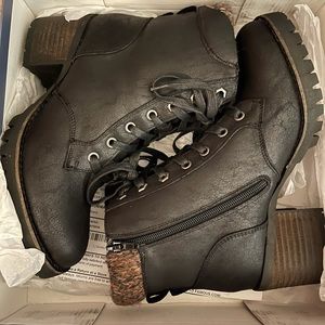 Brand new in box Carlos Santana Glinda boot